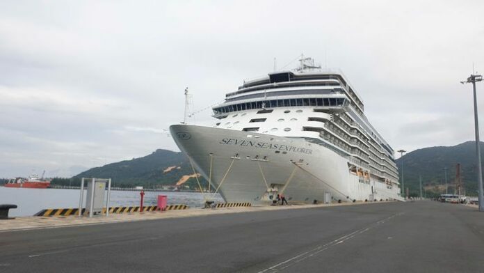 Khánh Hòa Đón Siêu Du Thuyền Seven Seas Voyager: Cơ Hội Vàng Cho Du Lịch!