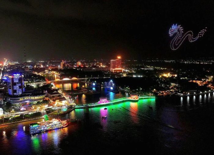 Khu vực sân khấu chính tại rạch Khai Luông nhìn từ trên cao.