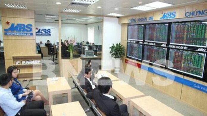 VN-Index Vượt Mốc 1.745 Điểm: Cơn Sóng Hay Bão Táp?