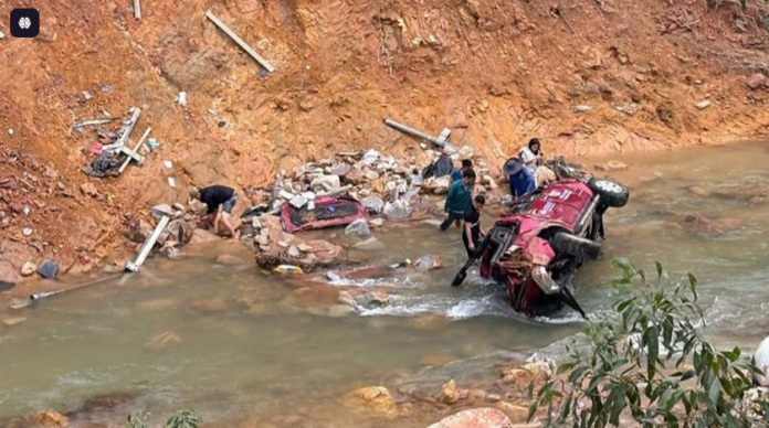 Bán tải lao xuống suối tại cao tốc La Sơn - Túy Loan