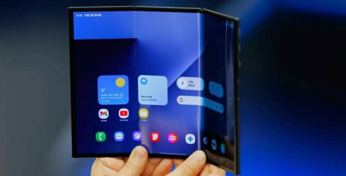 Galaxy Z TriFold: Smartphone gập ba đầu tiên của Samsung