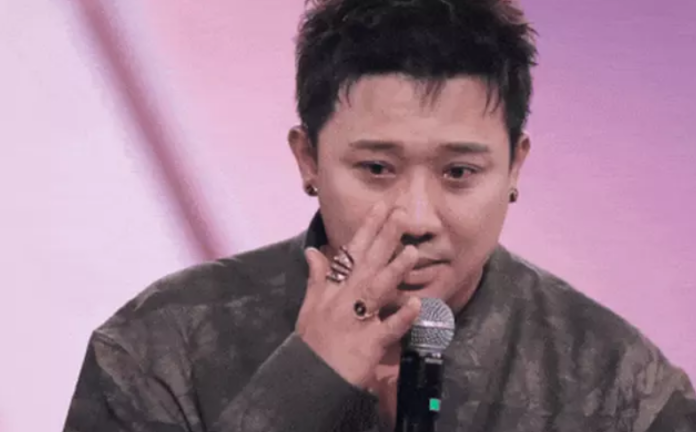 Nam MC không nén nổi cảm xúc, nghẹn ngào khi lắng nghe chia sẻ của B Ray tại Chung kết 1 “Anh trai say hi”