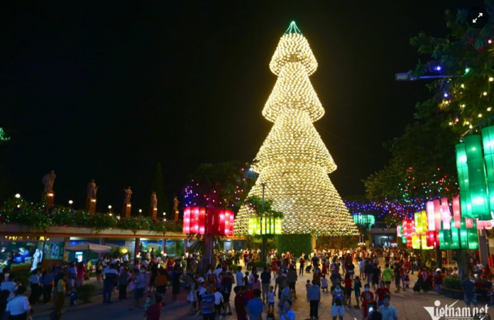 Cây Thông Noel Nón Lá 