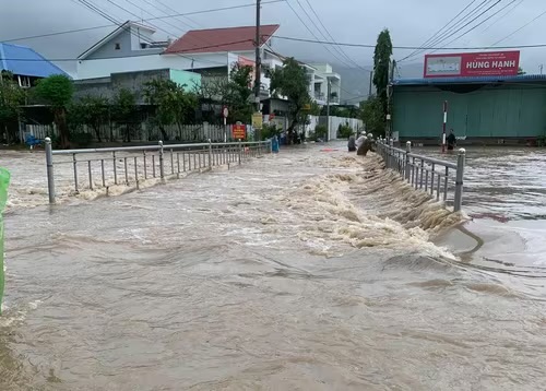 Cảnh Báo Khẩn Cấp: Mưa Lũ Đang Gây Ngập Lụt Nghiêm Trọng Tại Khánh Hòa