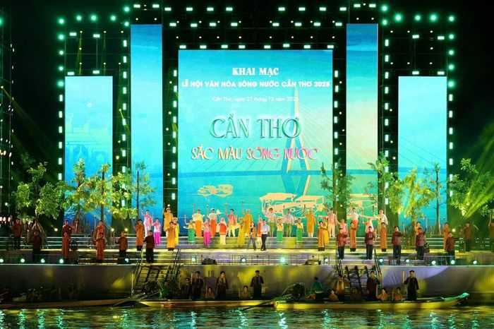 Sân khấu bên sông lung linh sắc màu.
