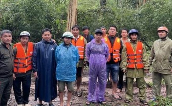 Giải cứu đội khảo sát địa chất bị cô lập do mưa lũ ở Lâm Đồng