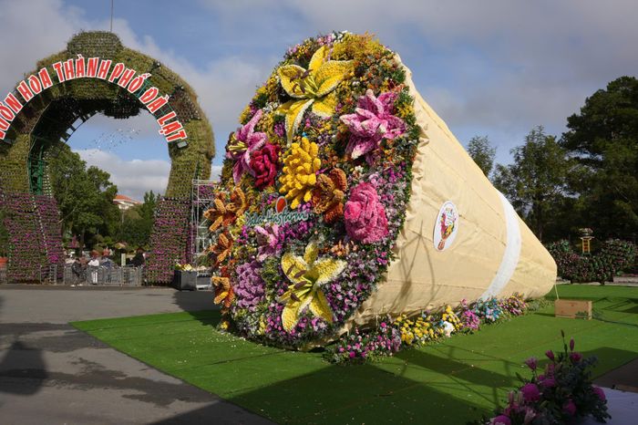Bó hoa lớn nhất Việt Nam từ 108 giống hoa được công bố xác lập kỷ lục tại Lâm Đồng.