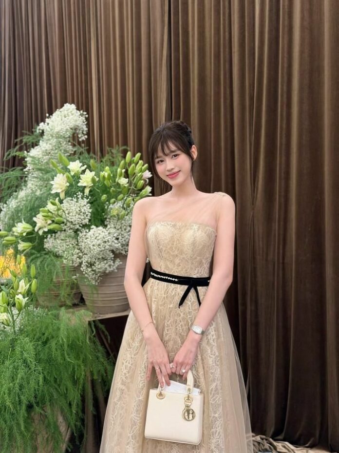 Đỗ Thị Hà và Chiếc Túi Dior Mini: Bí Quyết Nâng Tầm Phong Cách