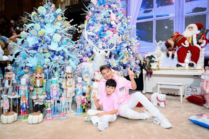 Đàm Vĩnh Hưng trang trí Noel cho căn biệt thự lần cuối.