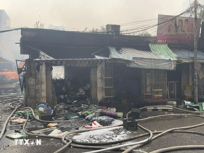 Khoảng 5 giờ 14 phút ngày 23/12/2025, đám cháy cơ bản được dập tắt. (Ảnh: Quốc Lũy/TTXVN.)