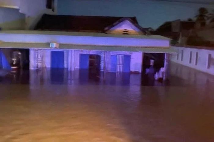 Nhà dân ở phường Hàm Thắng bị ngập nửa nhà.