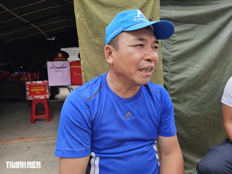 Anh Hội, chủ con trâu bị mắc kẹt trên mái nhà ở rốn lũ hứa sẽ nuôi con trâu đến cuối đời