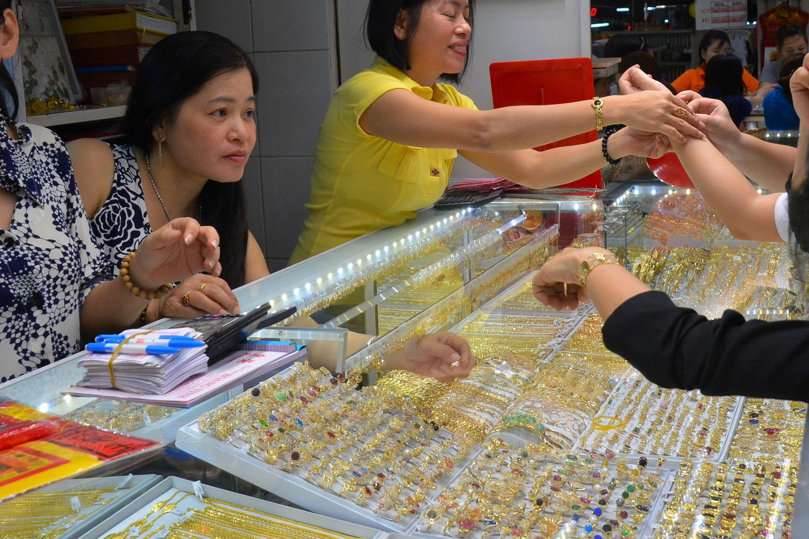 Giá vàng hôm nay 13/12/2025: Giá vàng thế giới, vàng SJC 9999 24K