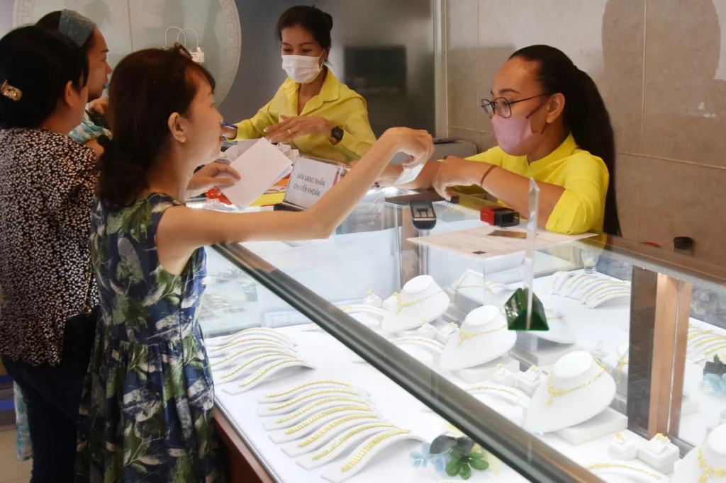 Giá Vàng Hôm Nay 12/12/2025: Đồng Loạt Giảm