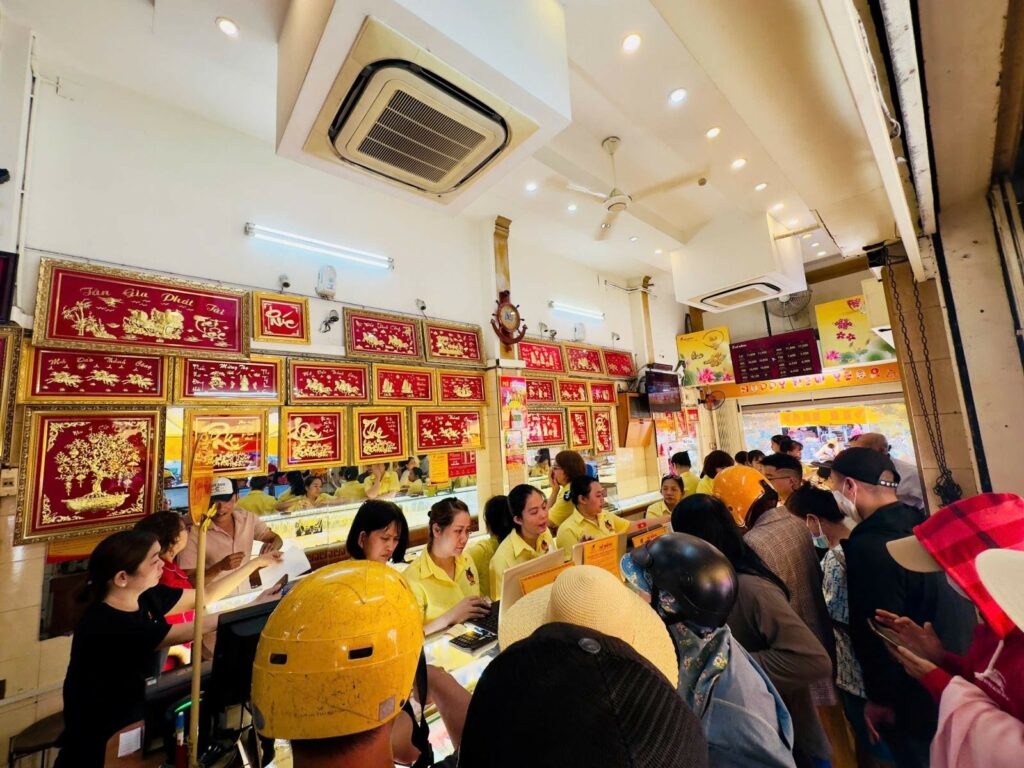 Giá Vàng Hôm Nay 25/12/2025: Phân Tích & Dự Báo Chi Tiết