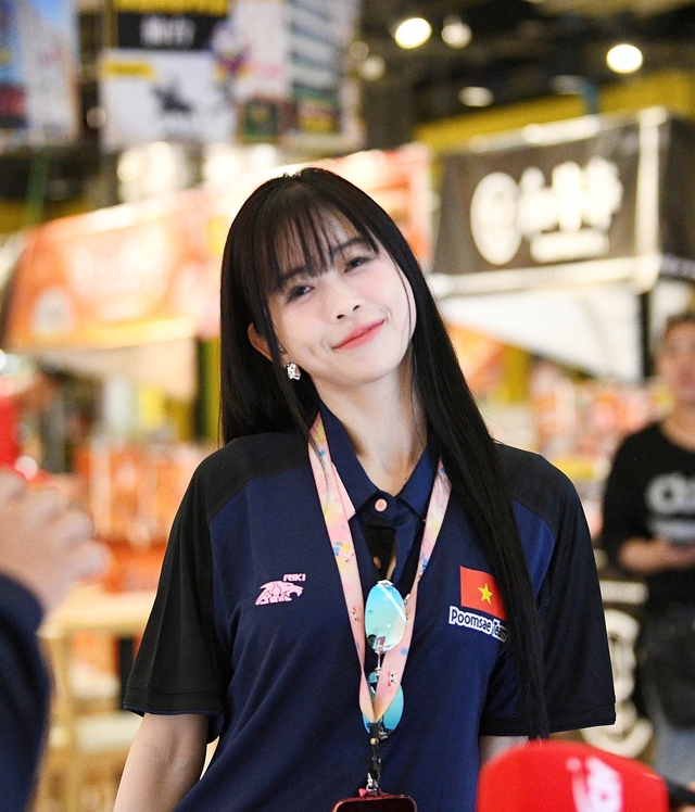 Châu Tuyết Vân chiếm spotlight trên khán đài SEA Games 33.