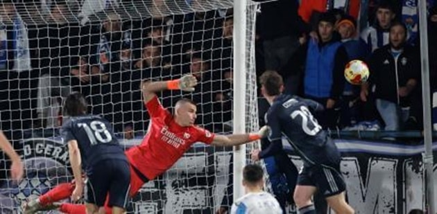 Khoảnh khắc ấn tượng của thủ thành Ukraine