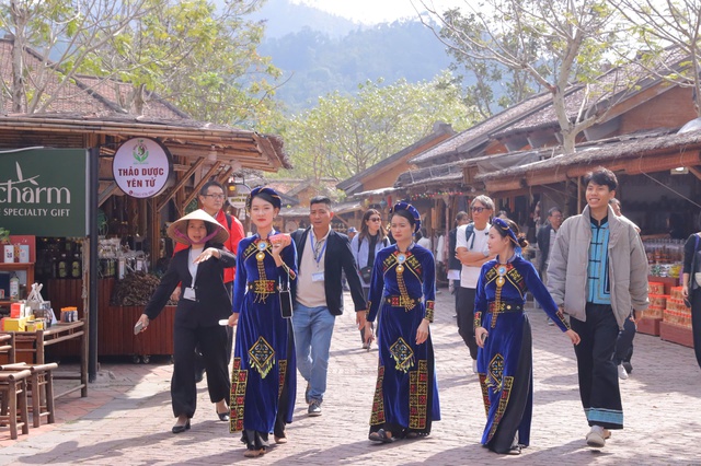 Du khách tham quan trải nghiệm tại Làng Nương Yên Tử