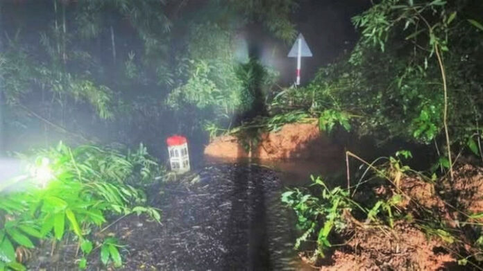 Sạt lở đèo Gia Bắc: Giao thông tê liệt vì mưa lớn