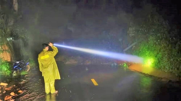 Lực lượng chức năng xã Sơn Điền (Lâm Đồng) có mặt tại điểm sạt lở để phân luồng, điều tiết giao thông. (Ảnh: Hoàng Hóa)