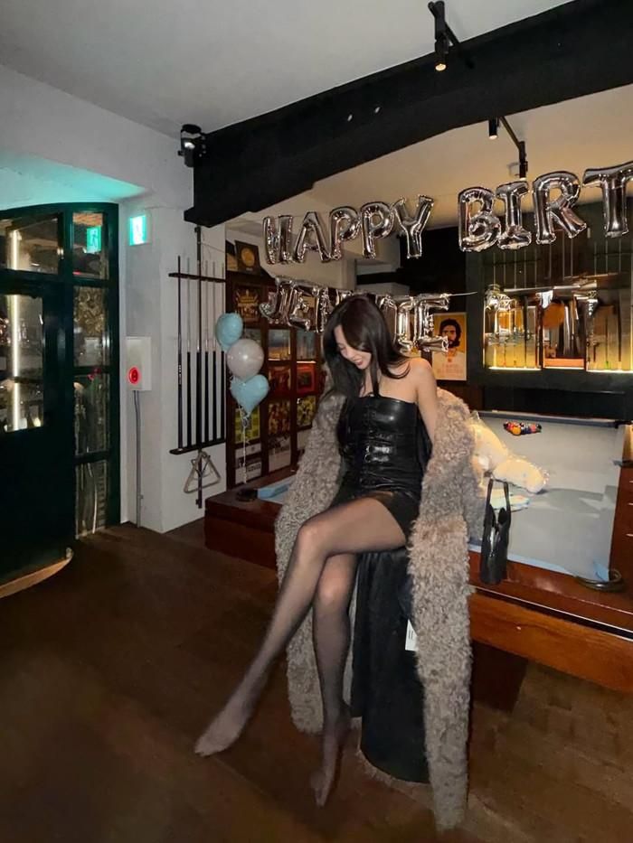 Jennie tự tin khoe dáng thon khi diện váy da ngắn cũn cỡn trong tiệc sinh nhật. Ảnh: IGNV