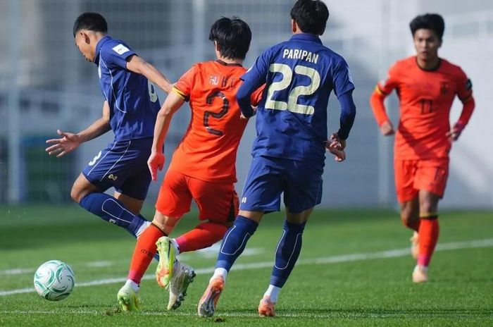  U-23 Thái Lan trong thế phải thắng nhưng họ lại bị Trung Quốc... ru ngủ và cầm hòa. Ảnh: FAT. 