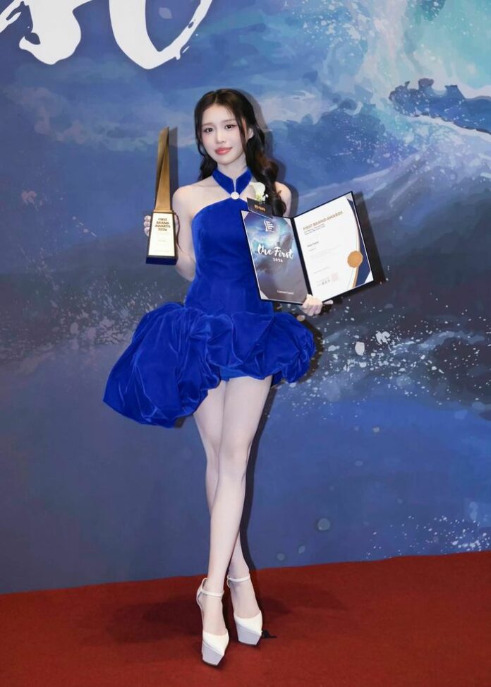 Han Sara Rạng Rỡ Với Giải Thưởng Đầu Tiên Tại Hàn Quốc