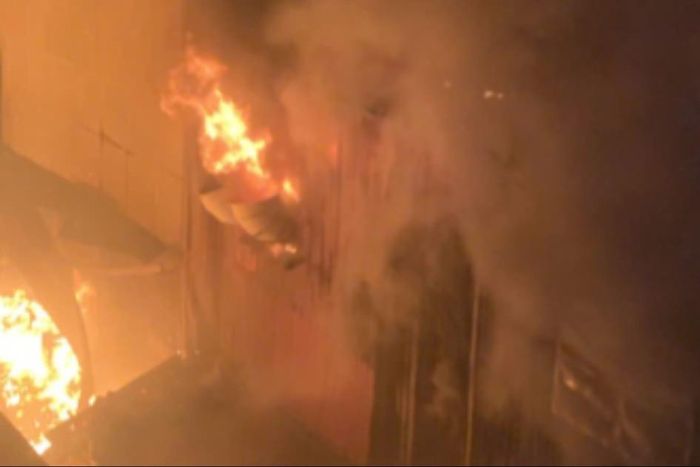 Ngọn lửa bùng lên dữ dội tại nhà xưởng.