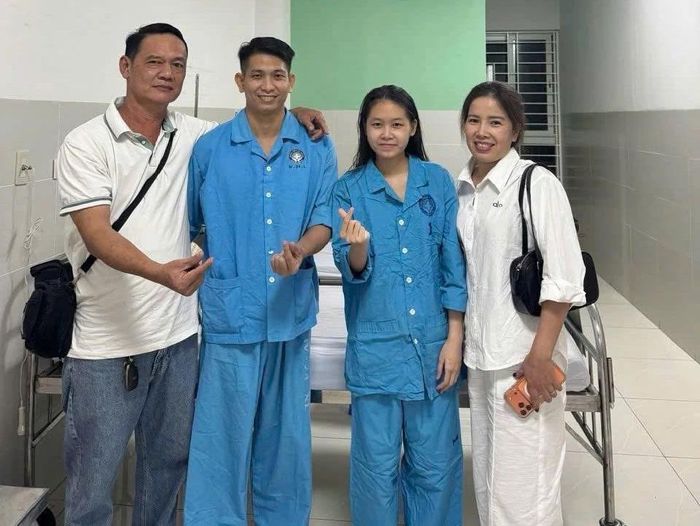 Anh Văn, chị Tiên (chính giữa) vừa trải qua ca hiến - nhận gan. Ảnh: Bệnh viện Đà Nẵng cung cấp