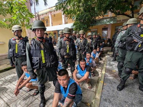 Khi gia đình nạn nhân liên hệ nhờ giúp đỡ, nhóm này yêu cầu phải có tiền mới thực hiện. Họ móc nối với các đầu mối ở Campuchia để đưa người ra khỏi khu giam giữ, sau đó nâng khống số tiền chuộc lên gấp nhiều lần so với thực tế, chiếm đoạt phần chênh lệch khổng lồ. (Ảnh: CA. TPHCM cung cấp)