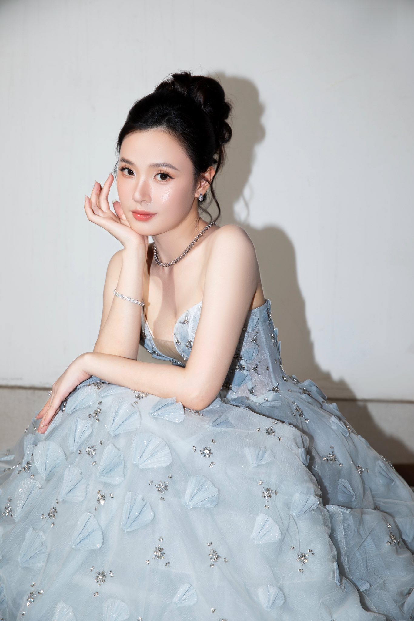 Midu là nghệ sĩ tiếp theo phải lên tiếng cảnh báo khán giả về tình trạng bị lập fanpage giả, sử dụng hình ảnh trái phép để trục lợi