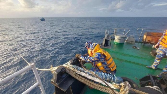 Hải Quân Cứu Ngư Dân Khánh Hòa: Phép Màu Giữa Biển Khơi!