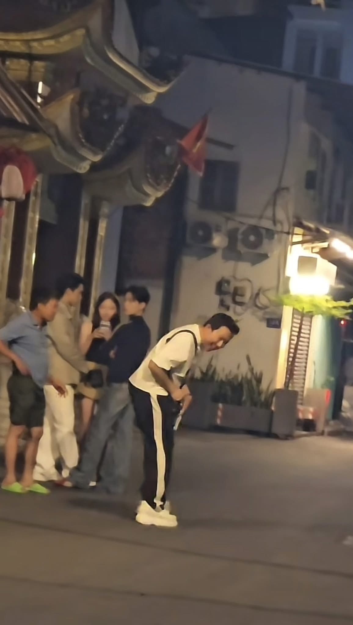 Trấn Thành trước khi đi còn lễ phép cúi người. Ảnh: Tổng hợp