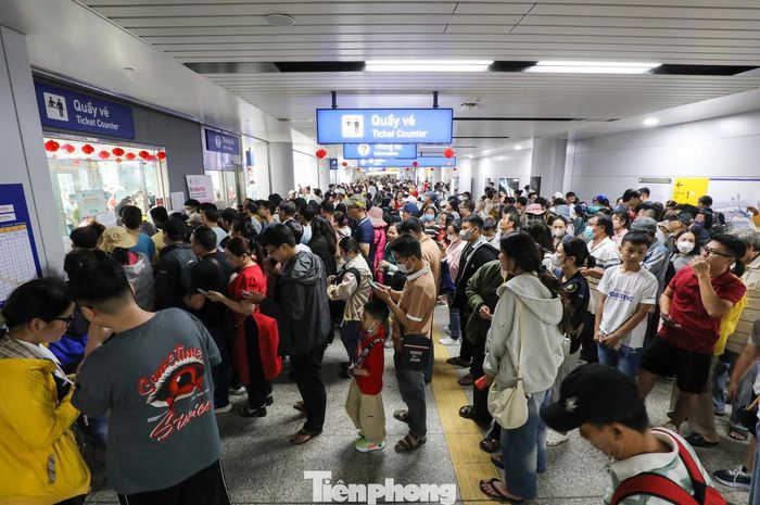  Người dân đi metro số 1 (Bến Thành - Suối Tiên) dịp Tết Âm lịch 2025. Ảnh: Duy Anh. 