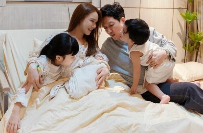 Nhã Phương Hạ Sinh Con Thứ Ba, Trường Giang Day Dứt Vì Vắng Mặt