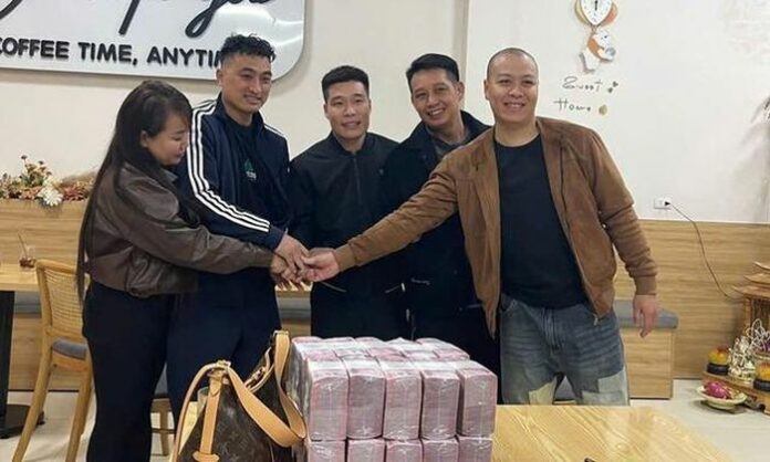 Hành động đẹp: Nhặt được 1 tỷ đồng trên cao tốc, ba người Bắc Ninh trả lại người đánh rơi