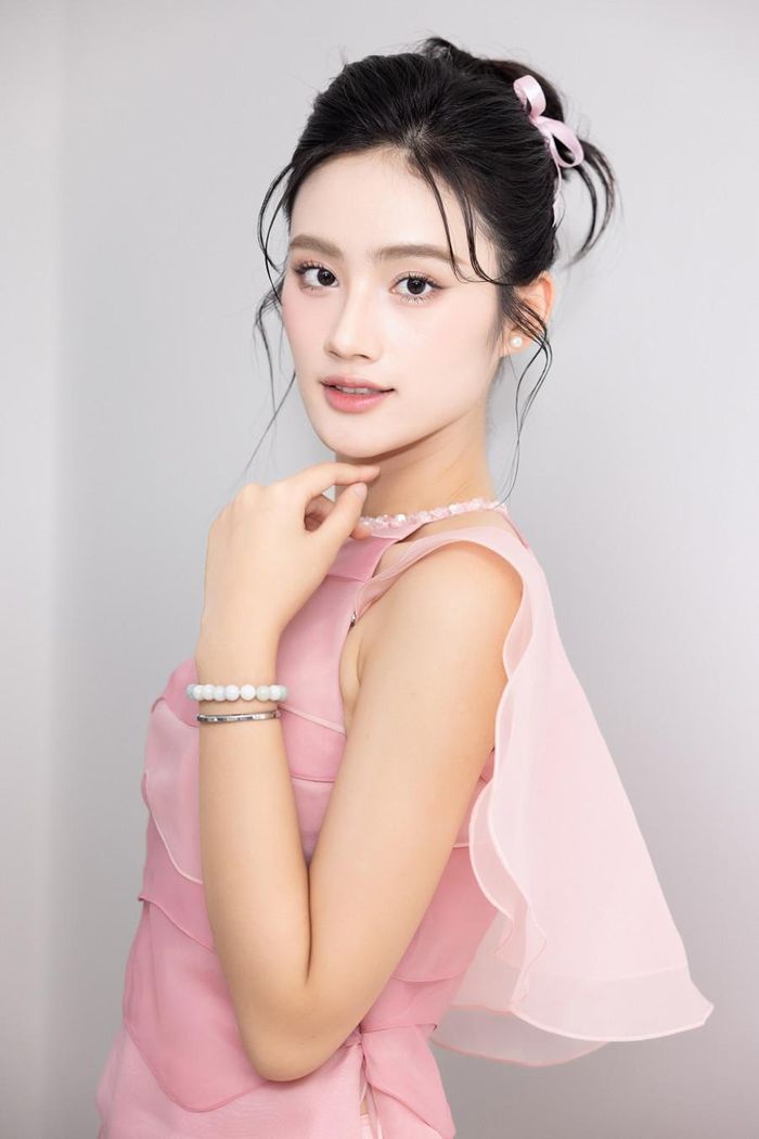 Bảo Ngọc, Ý Nhi cùng nhiều Hoa hậu, Á hậu trao hàng nghìn phần quà, phát vé xe miễn phí đưa người dân nghèo về quê đón Tết.