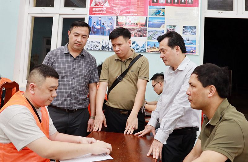 Đại tá Trần Quốc Huy, Phó Giám đốc Công an tỉnh Lào Cai (thứ 2 từ bên phải) đấu tranh với Lê Đình Hùng -  đối tượng cầm đầu băng nhóm.