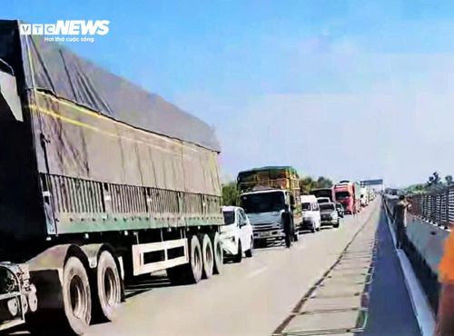 Cao tốc Cam Lâm – Vĩnh Hảo bị ùn ứ cục bộ sau vụ cháy (Ảnh CSGT cung cấp)