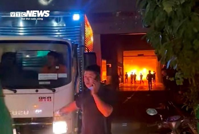 Những người có mặt di chuyển xe ra khỏi showroom.