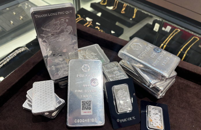 Giá Bạc Hôm Nay 12/1/2026: Phân Tích Chuyên Sâu và Dự Báo