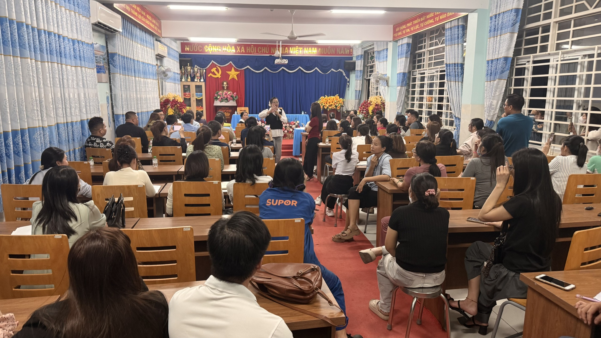 Phụ huynh bức xúc trong cuộc họp giải quyết vụ việc