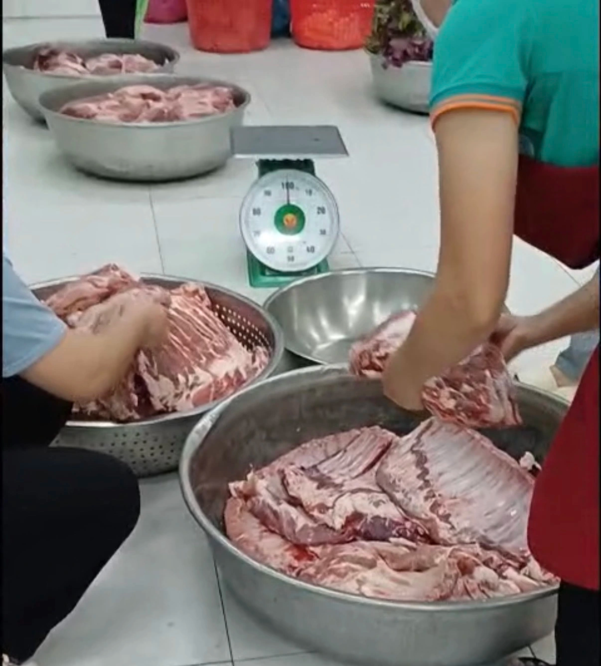 Sườn heo kém chất lượng được phát hiện tại trường Lương Thế Vinh