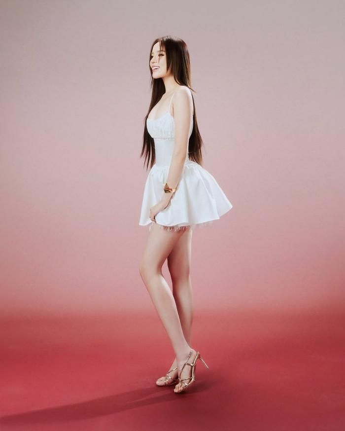 Người đẹp lựa chọn một chiếc đầm hai dây tông trắng, thiết kế dáng ngắn với phần thân trên ôm nhẹ (Ảnh: ISNV).