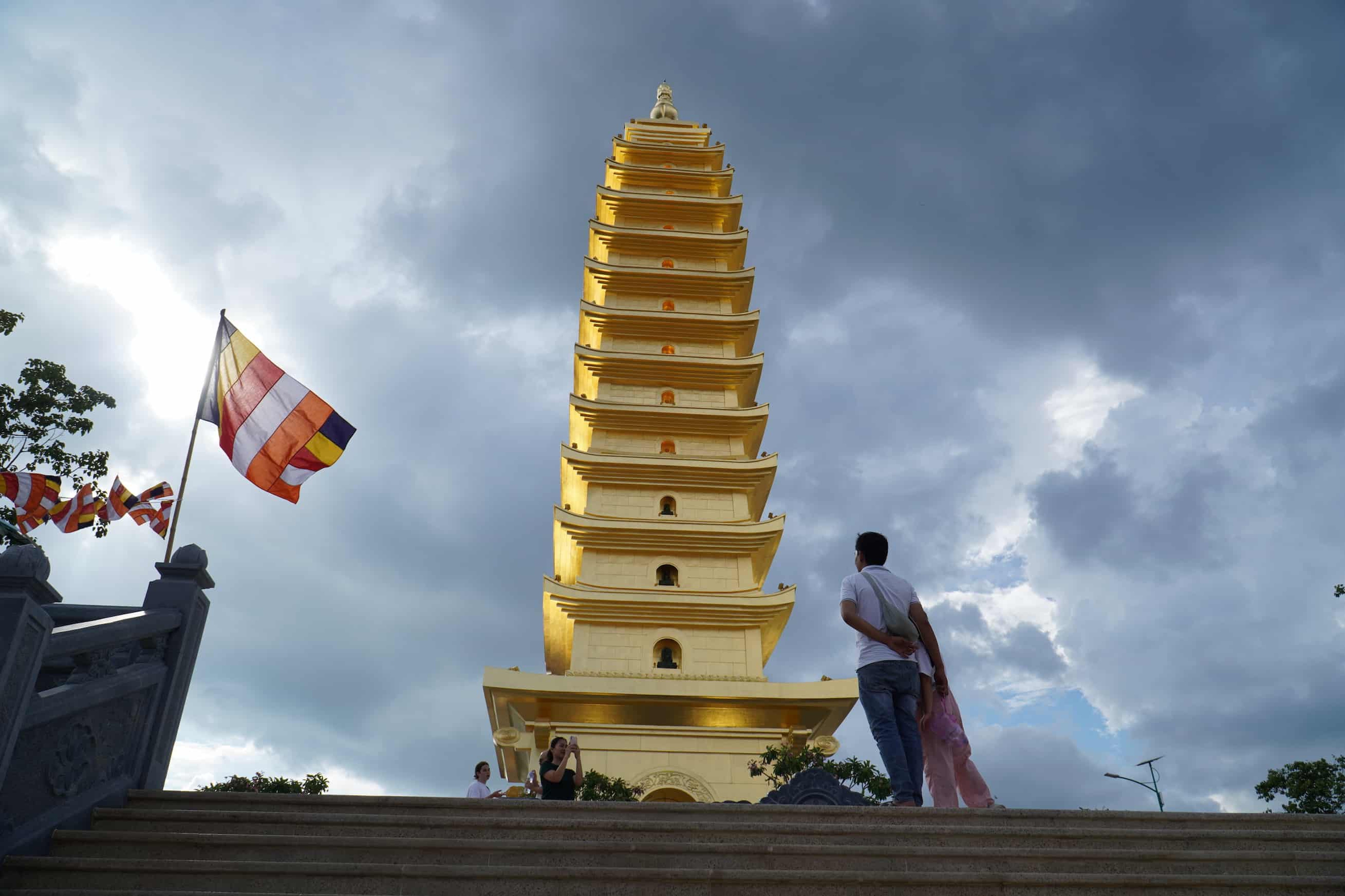 Cận cảnh ngôi chùa có bảo tháp dát vàng - Nơi doanh nhân Minh Hoàng và Á hậu Phương Nhi làm lễ Hằng thuận - Ảnh 4.