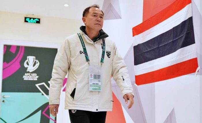  HLV Thawatchai Ongtrakul thiếu sự tinh quái trong trận cầu sinh tử. Ảnh: FAT 
