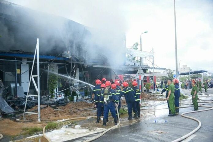 Đà Nẵng: Cửa hàng vật liệu xây dựng bốc cháy, lực lượng PCCC kịp thời ứng cứu