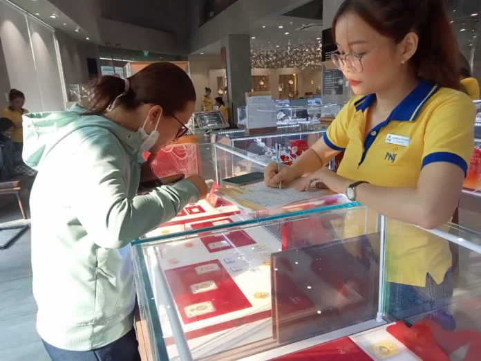 Giá vàng hôm nay 9/1/2026: SJC giảm sâu, vàng nhẫn 