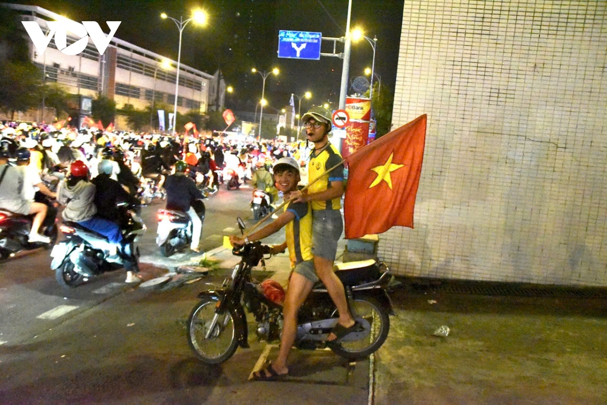 Người hâm mộ bóng đá ăn mừng chiến thắng của U23 Việt Nam Người hâm mộ bóng đá ăn mừng chiến thắng của U23 Việt Nam