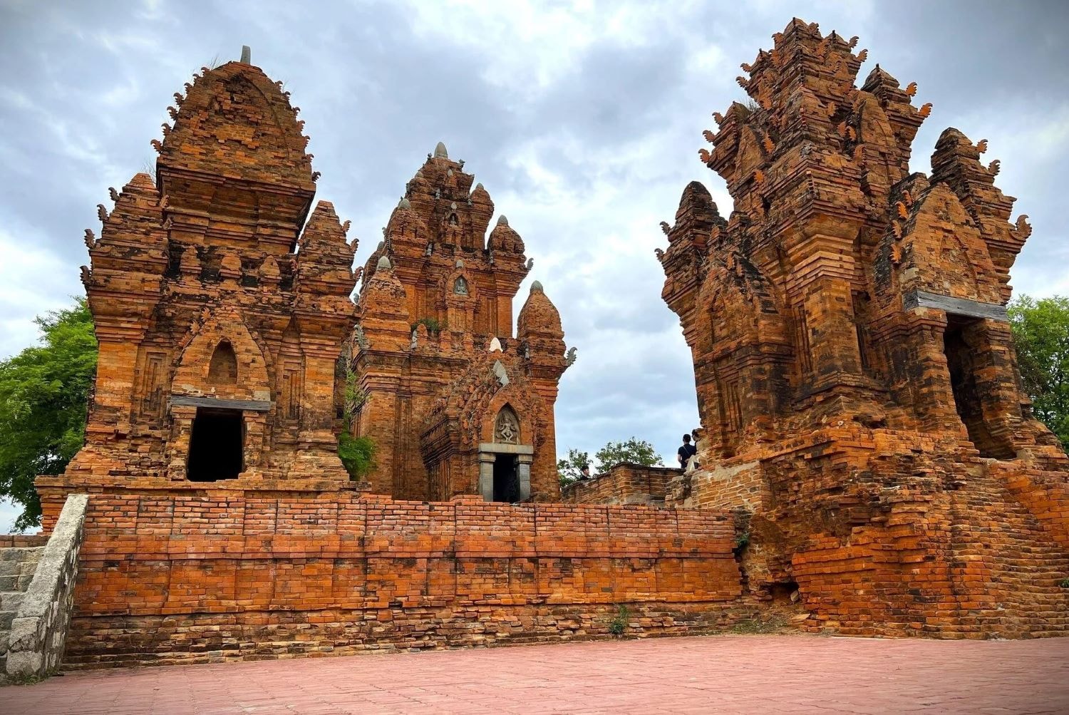 Toàn cảnh Tháp Po Klong Garai tọa lạc trên đồi Trầu với kiến trúc gạch nung đỏ rực rỡ dưới nắng